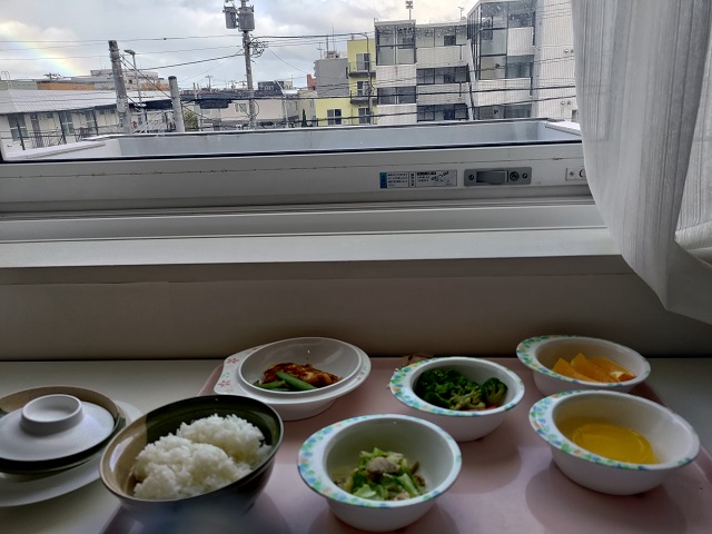 2階で最後の昼食。ご飯を残してしまった。